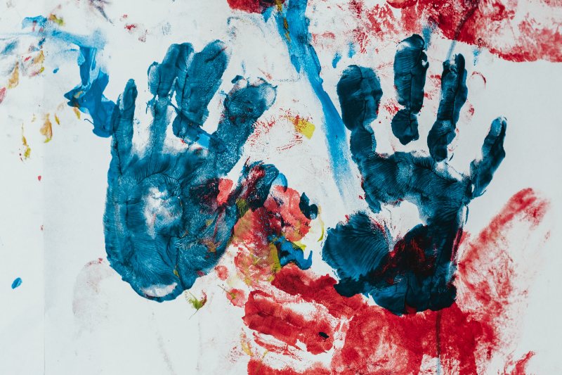 manos de niños pintadas