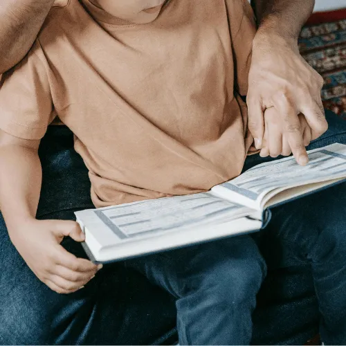 padre e hijo leyendo guias