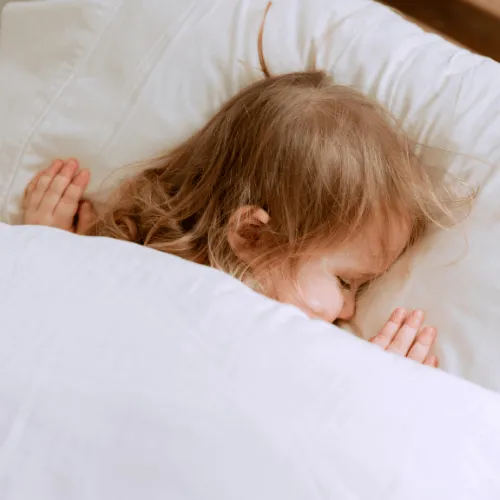 bebe durmiendo boca abajo en la cama