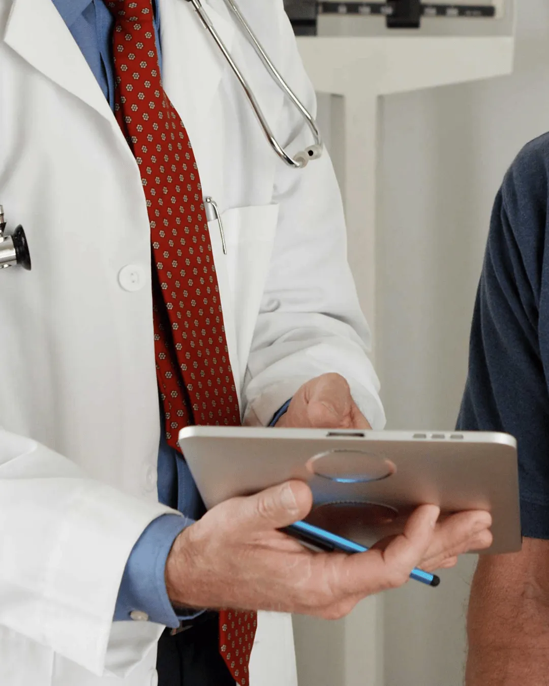 medico aconsejando sobre el diagnostico