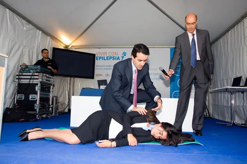El Dr. Joaquín Ojeda realiza la demostración práctica sobre cómo actuar ante una crisis epiléptica en presencia del Dr. José Luis Bravo.