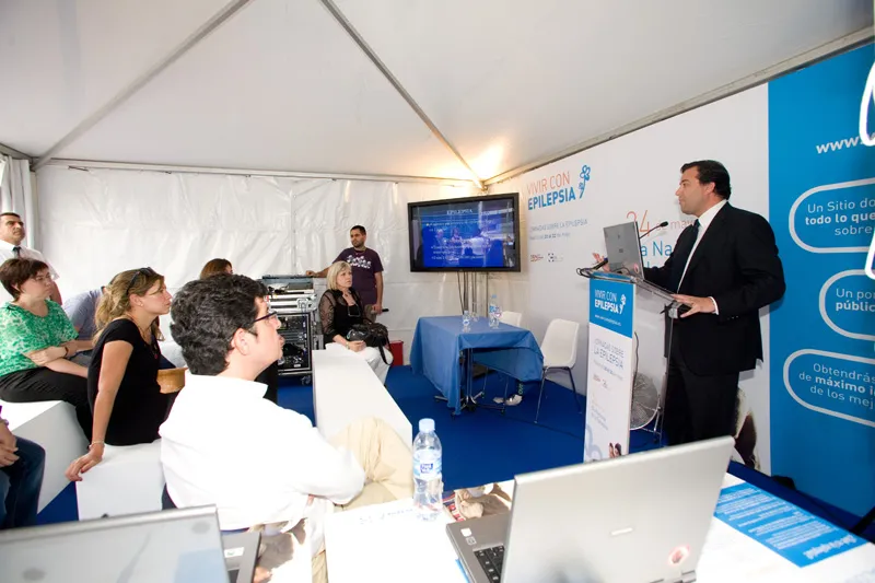 El Dr. Carlos Cara explica a los asistentes a su charla los aspectos más importantes de la epilepsia.